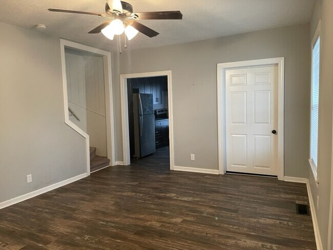 Building Photo - Fully Renovated Townhome in the Heart of H...