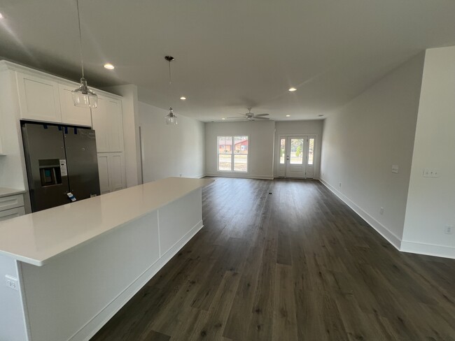 Vista a la sala de estar desde la cocina/comedor. - 132 Hargrove Dr