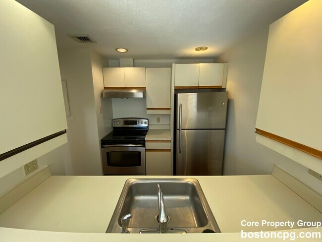 Foto del edificio - 12 Greenough Ln