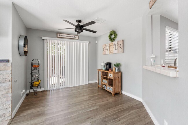 Foto del edificio - 9049 Laguna Springs Way