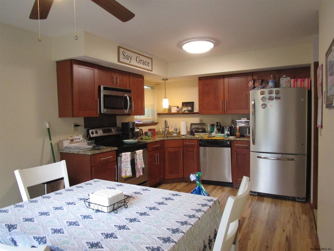 34 Henderson Rd, Glenmont, NY 12077 Room for Rent in Glenmont, NY