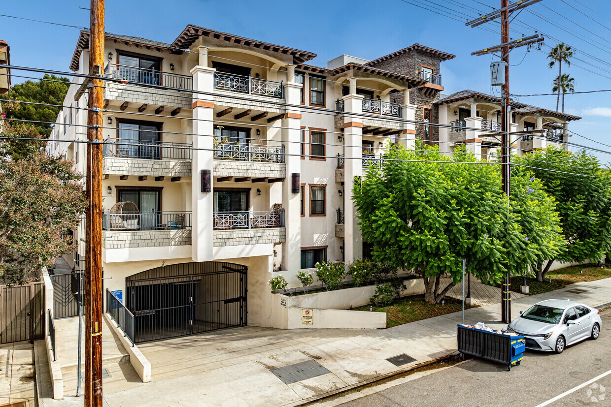 Primario - 12745 Moorpark St