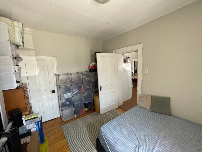 Building Photo - Cozy Central 2 Bedroom Apartment