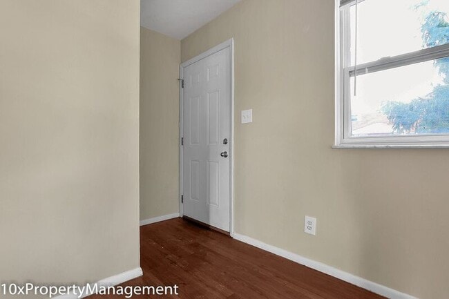 Building Photo - 1245 Crestwood Ave