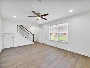 Building Photo - 226 Woodridge Ln