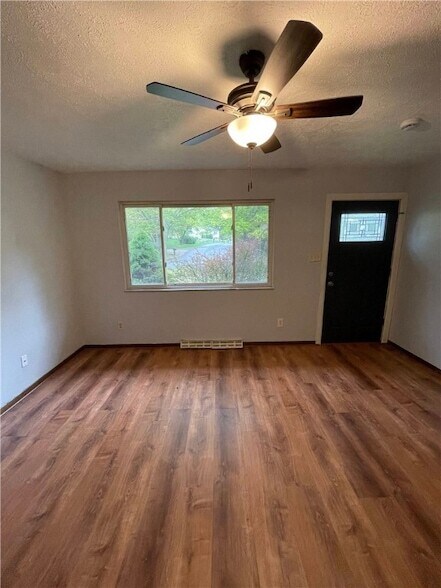 Building Photo - 575 Joan St