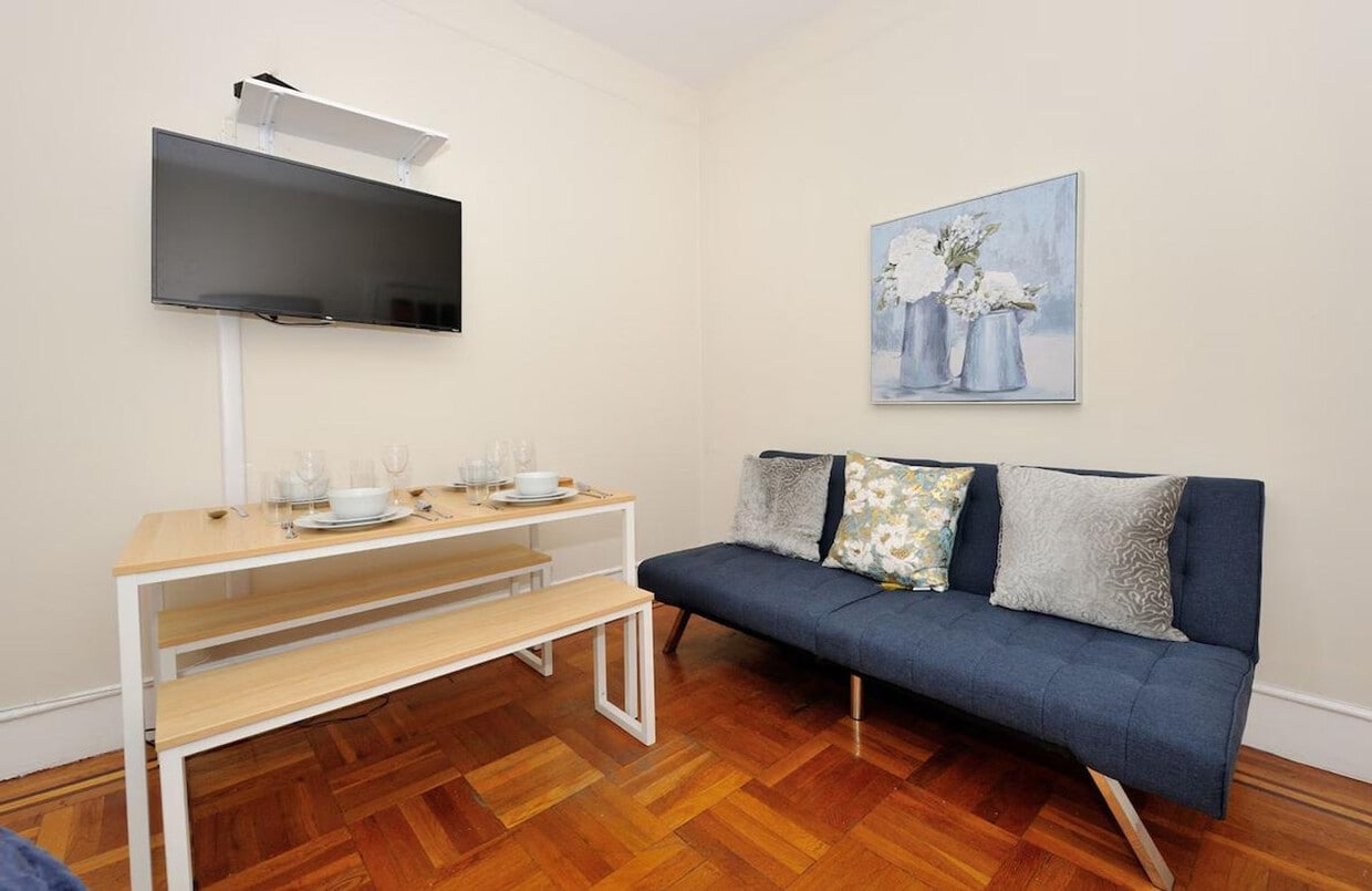 Foto principal - 414 E 77th St