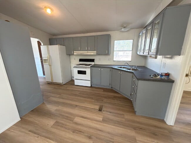 Building Photo - 3 bed 2 bath. New vinyl floors throughout.