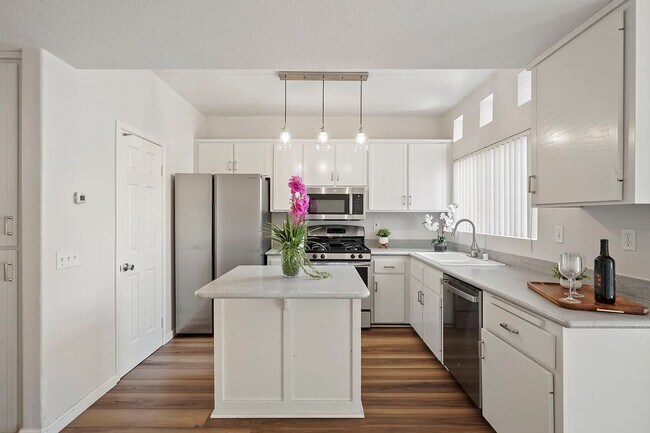 Foto del edificio - SD: Stunning 3BD/2.5BA Townhome in Imperial Beach with Ocean Views, Rooftop Patio & In-Unit Laundry