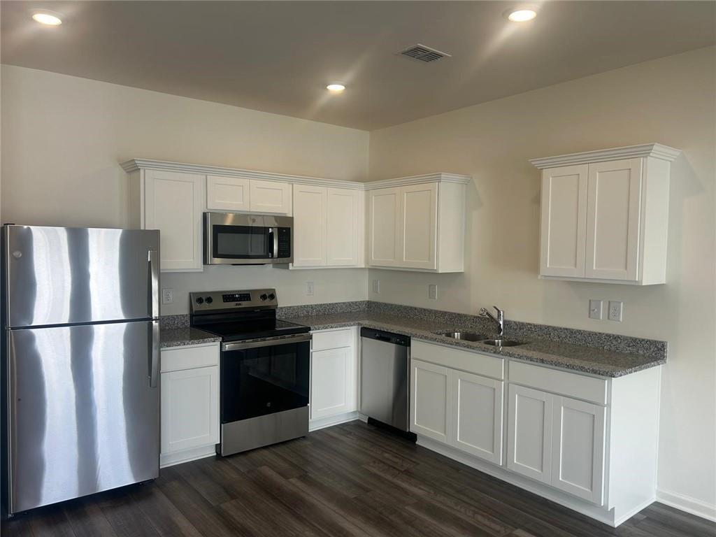 Building Photo - 2095 Emerson Dr