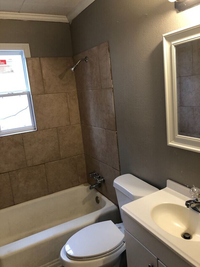 Building Photo - 1724 Alma St