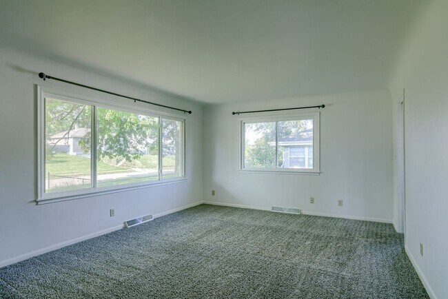 Building Photo - Charming Multi-Level Home with Flexible Li...