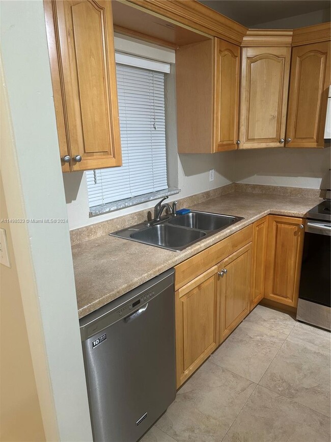 Building Photo - 5140 SW 40th Ave