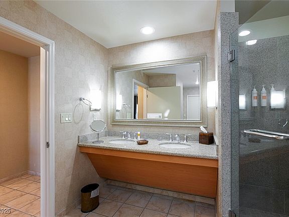 Foto del edificio - 211 E Flamingo Rd