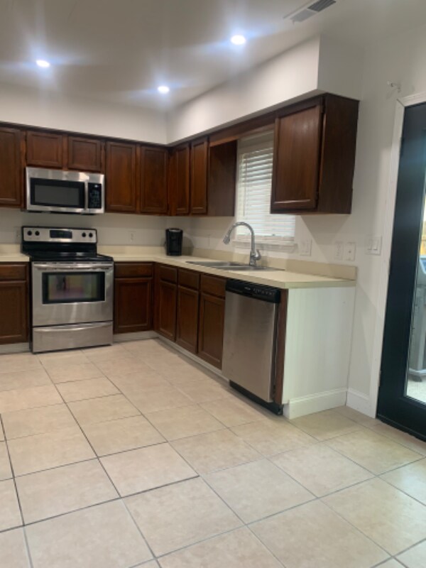 Foto principal - 621 6th Ave S