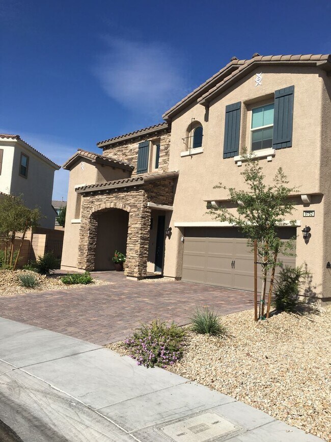 Building Photo - Sky Canyon Oasis