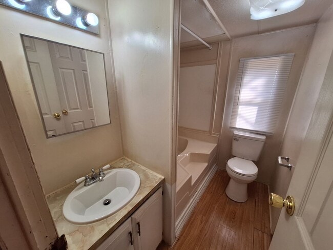 Building Photo - 2 bedroom, 1 bath