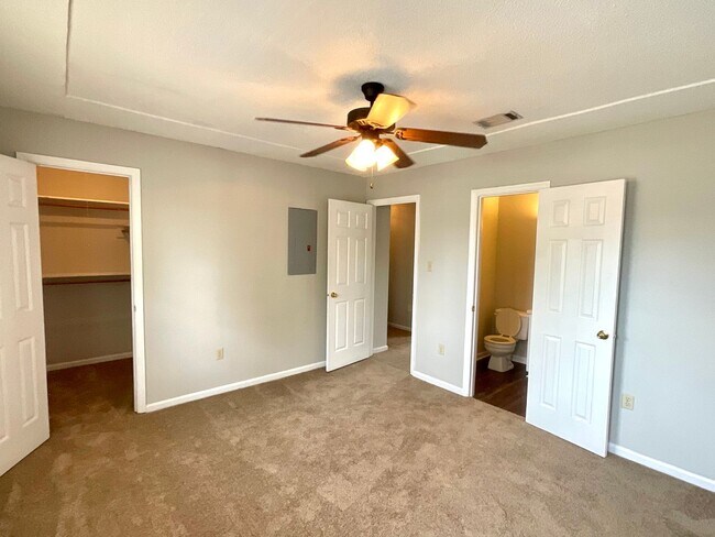 Building Photo - 3932 Miramar Ct