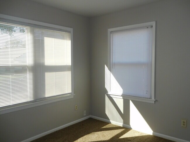 Building Photo - 3 Bedroom Near 21st & Yale!