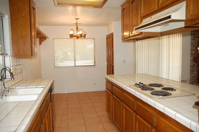 Foto del edificio - 4 bed 2 bath 3 car in Roseville
