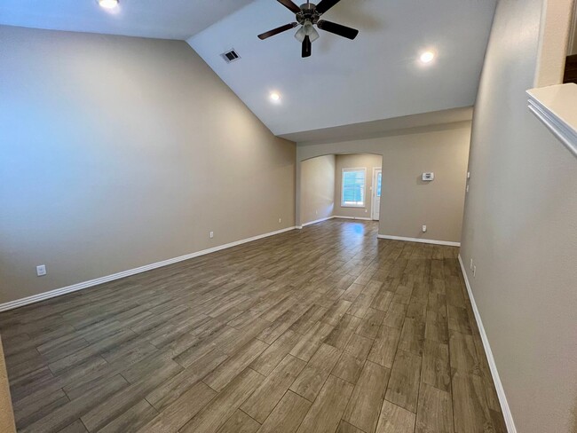 Building Photo - 3B/2.5B Spacious Townhome with Fenced Back...