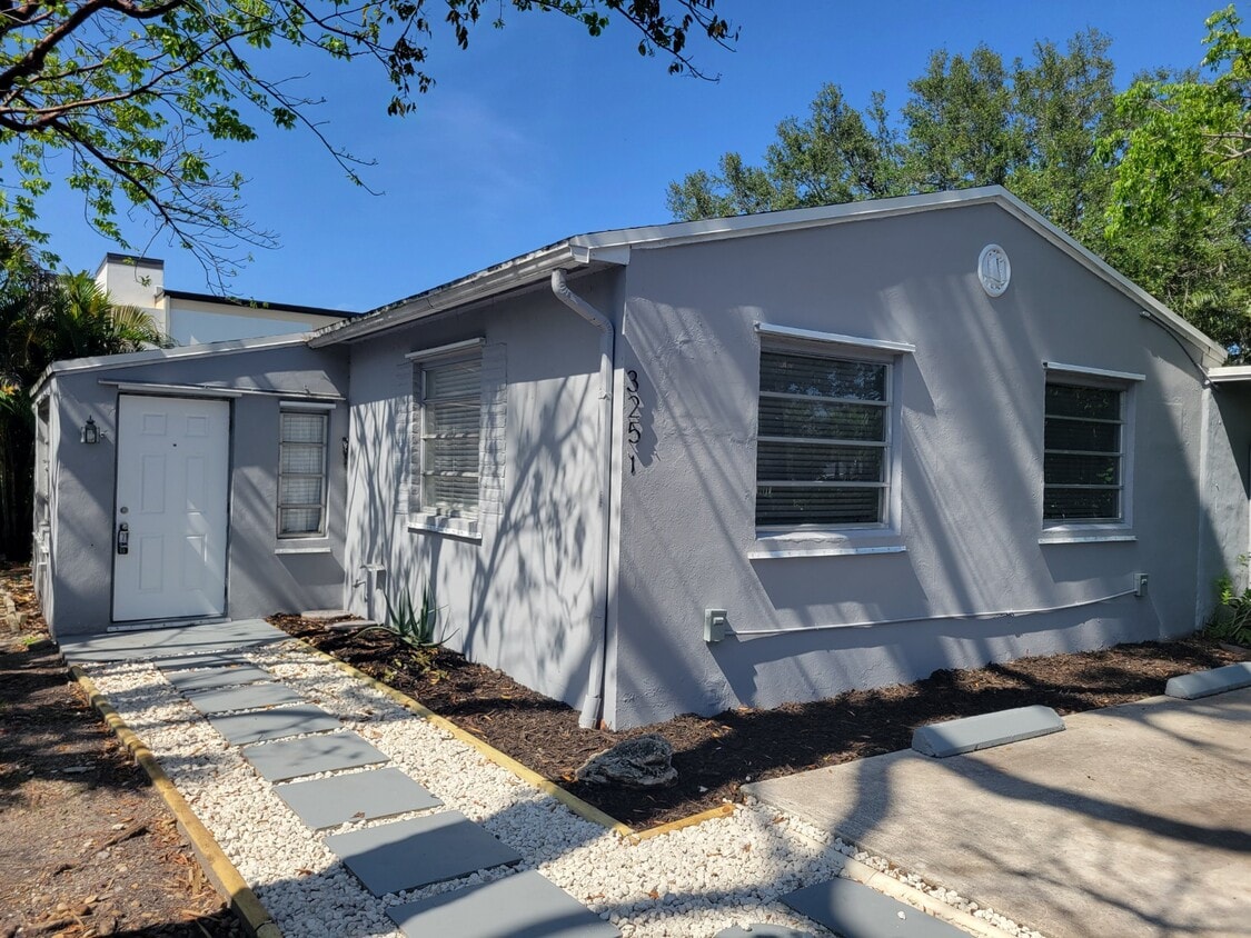 Primary Photo - 325 SW 14th Ct