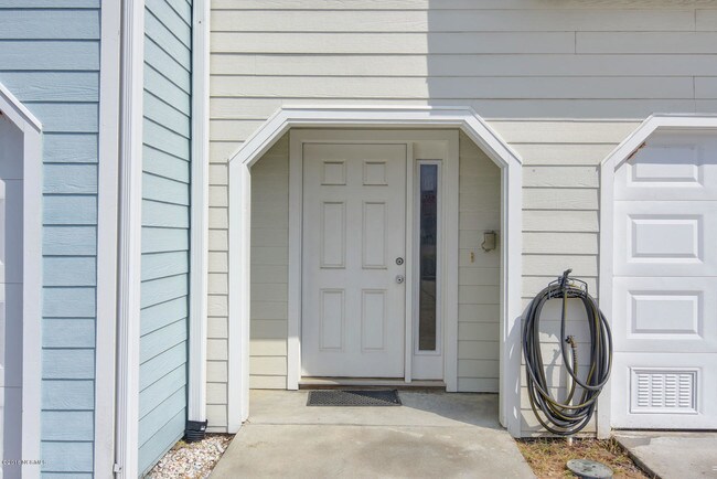 Building Photo - 513 N New River Dr