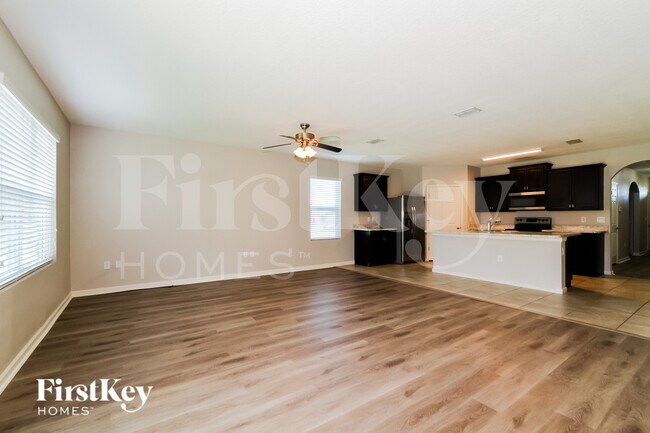 Foto del edificio - 374 Sauders Rd SE