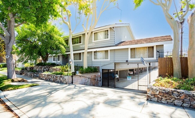 The Thoroughbred with gate to private parking space - 2502 Manhattan Beach Blvd Apartment