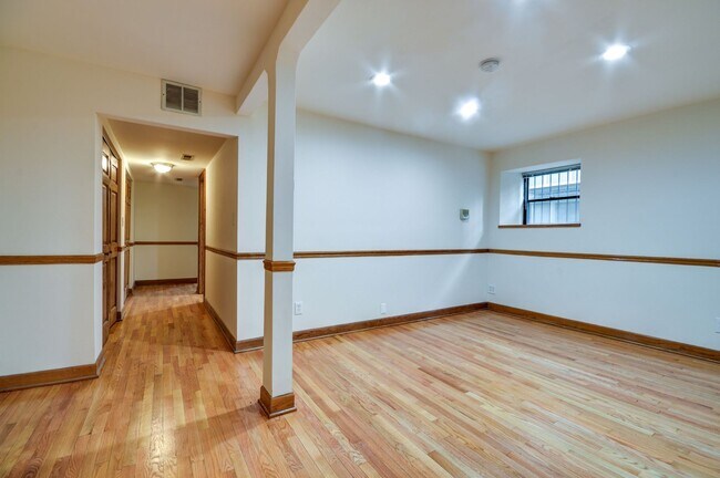 Building Photo - 849 W Sheridan Rd