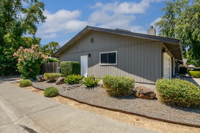 Building Photo - 1704 Humboldt Ave