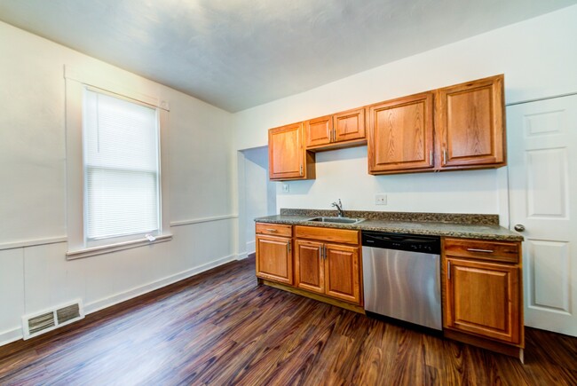 Building Photo - AVAILABLE JUNE- Updated 2 Bedroom With Tal...