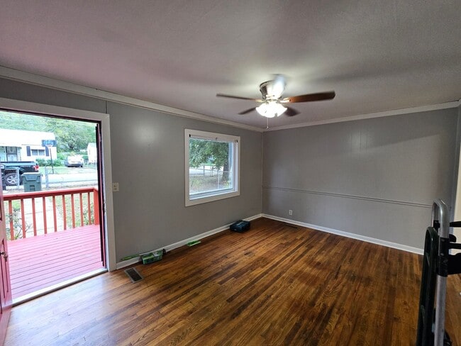 Building Photo - 2 bed 1 bath home!