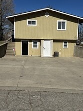 Building Photo - 600a Sara St