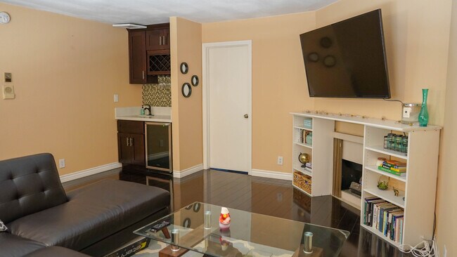 Foto del edificio - 837 N West Knoll Dr