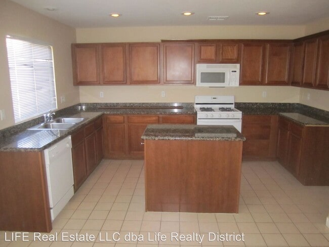 Building Photo - 3 br, 2.5 bath House - 312 Vista Heights Ln