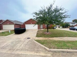Building Photo - 1923 Pin Oak Ln