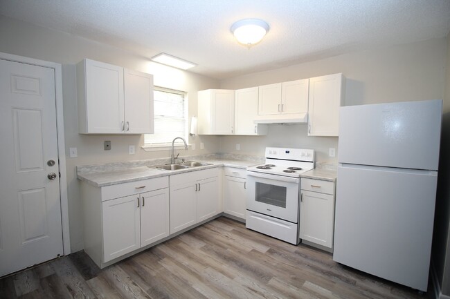Building Photo - Charming Duplex in North Pensacola: Move-I...