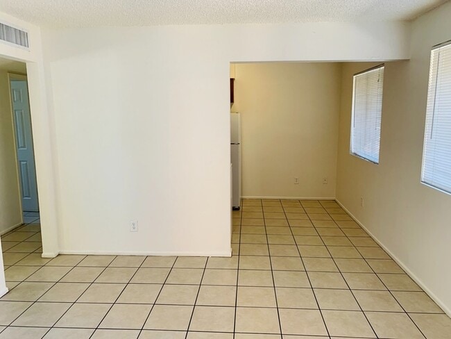 Building Photo - One Bedroom, One Bath Central Phoenix