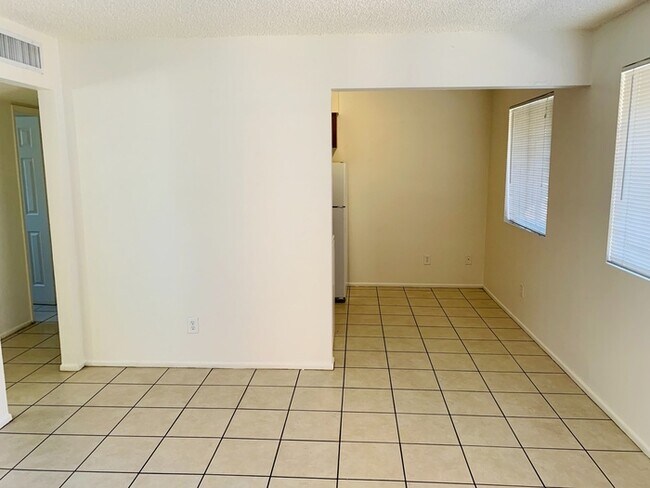Foto del edificio - One Bedroom, One Bath Central Phoenix