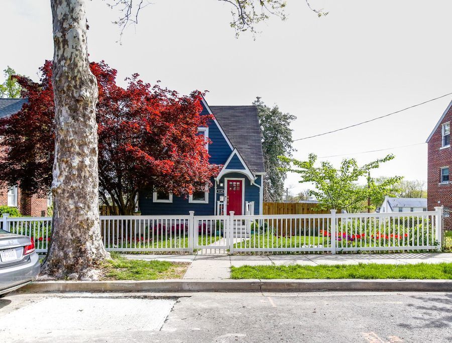 Primary Photo - Fantastic Home in Fort Dupont Park! Parkin...