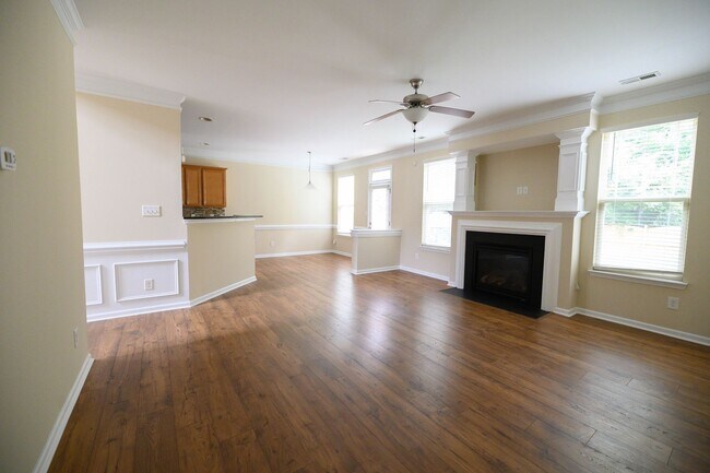 Building Photo - APPLICATIONS PENDING!  Well maintained 4 b...