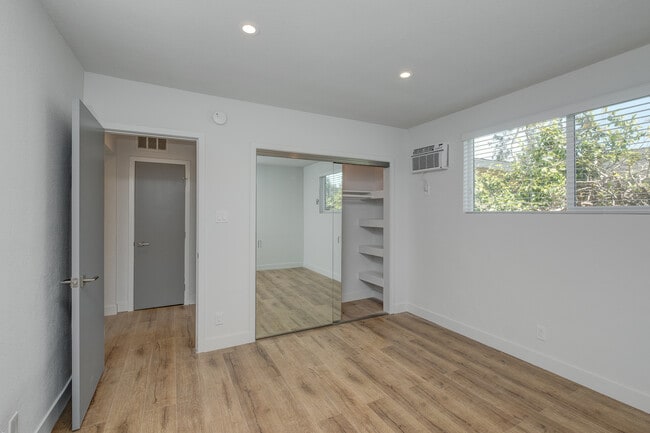 Building Photo - 4136 Grandview