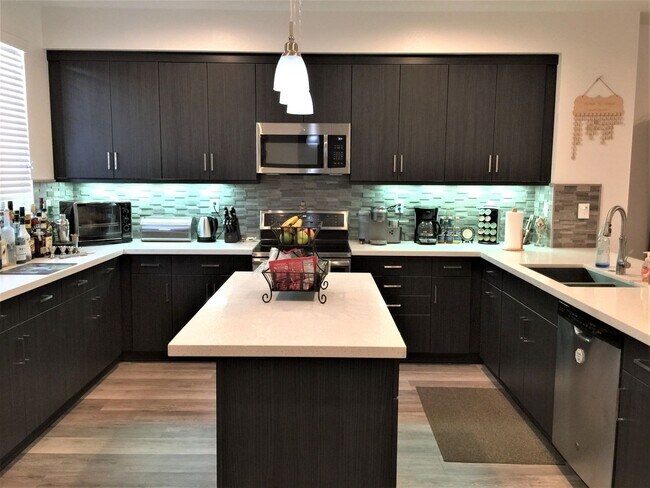 Foto del edificio - *** $1000 Move in Special*** Completely upgraded large townhome with solar!!
