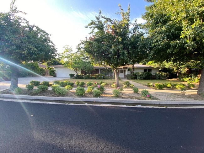 Building Photo - 1217 W Tenaya Way