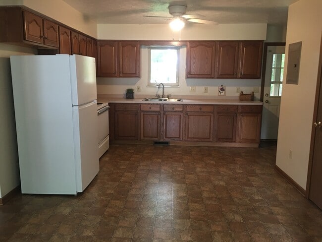 Kitchen - 334 Oakdale Cir