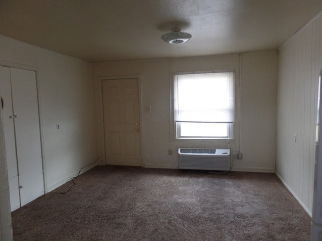 Building Photo - 2 Bedroom Apt