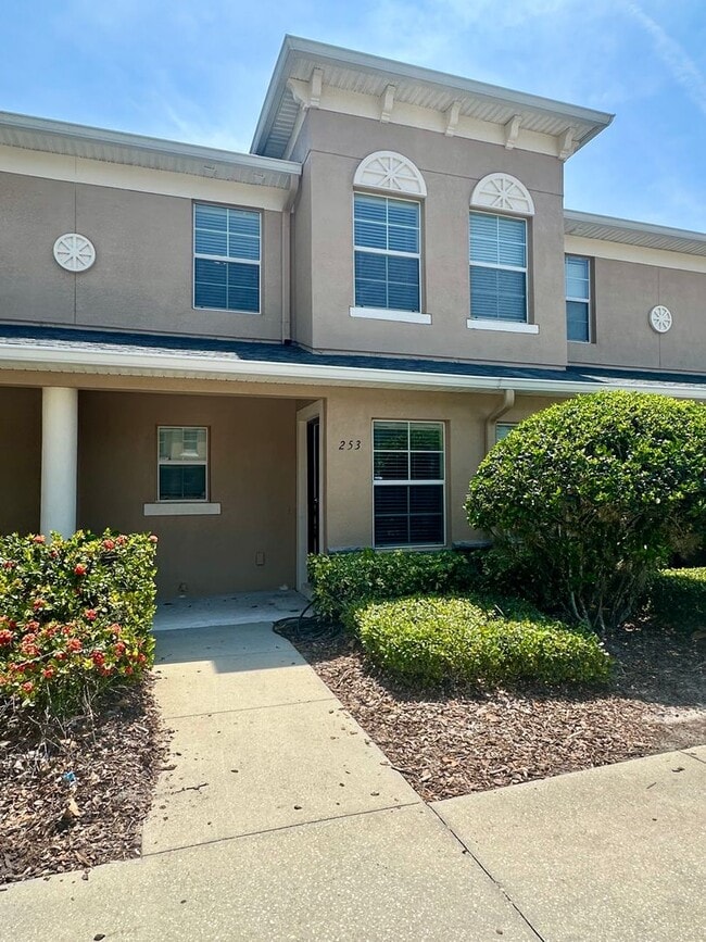 Building Photo - Beautiful and updated Townhouse