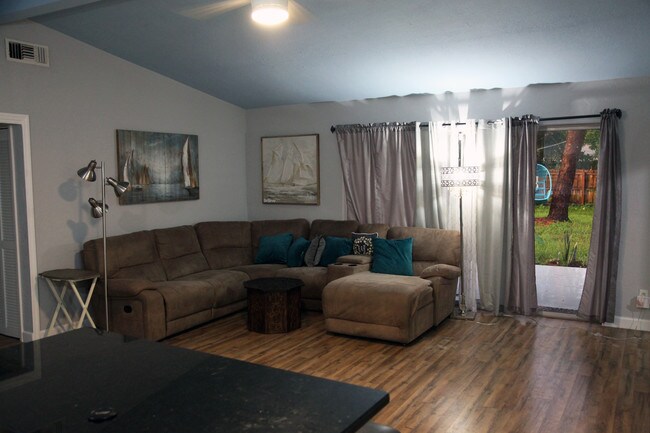 Sala de estar - 4989 Venetian Blvd NE