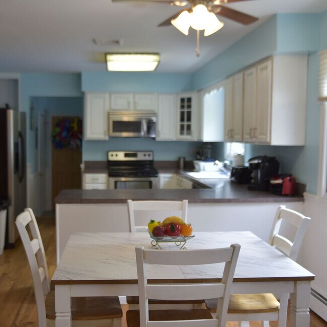 Kitchen - 10 Robertson Ln